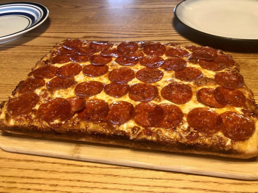 [homemade] Deep Dish Peperoni nach Detroiter Art gemischte Dinge