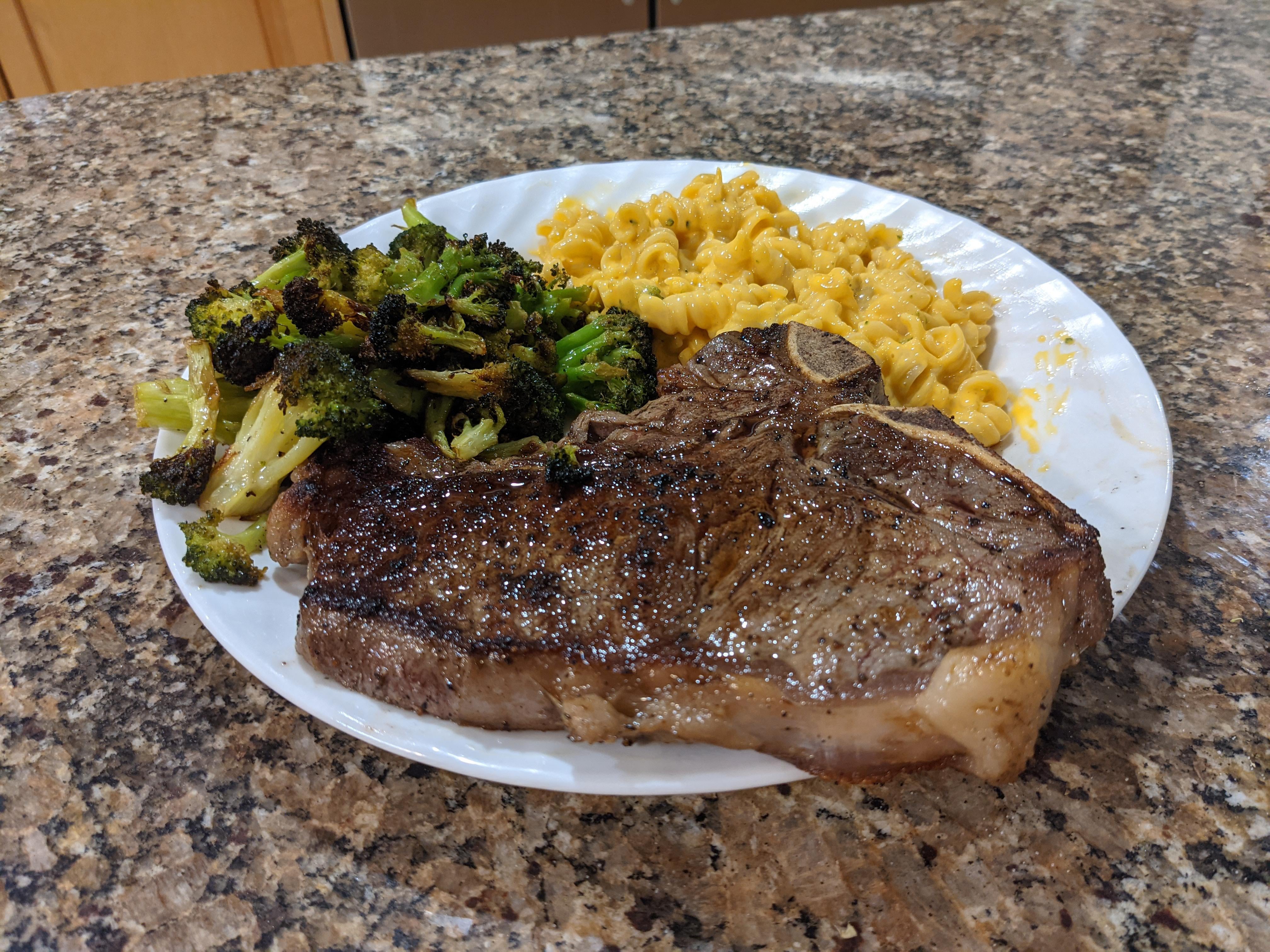 [Homemade] TBoneSteak mit im Ofen geröstetem Brokkoli und Velveeta