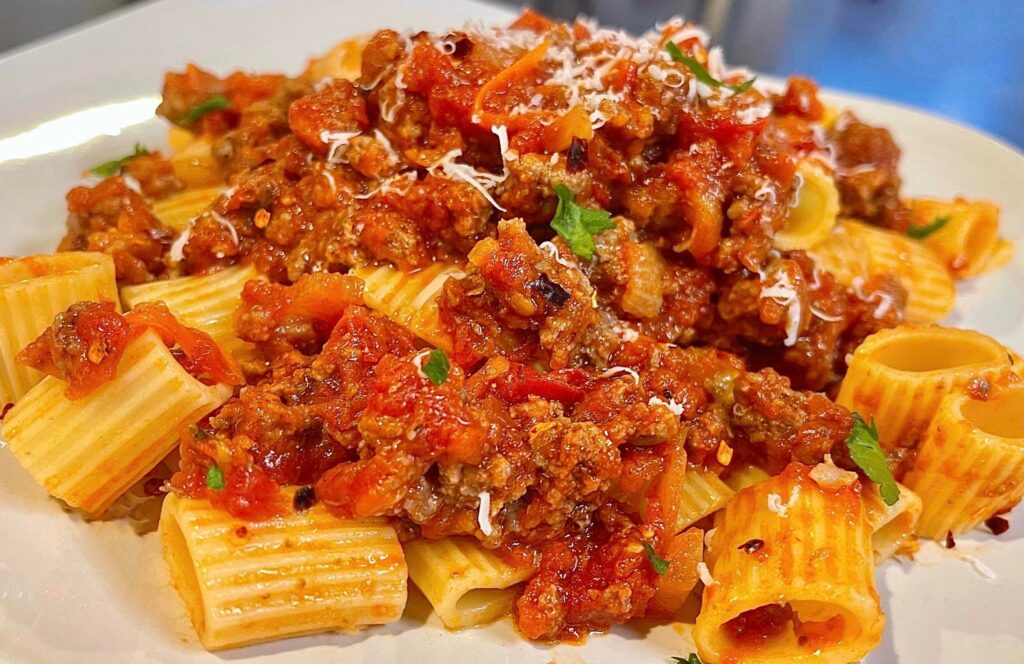 [homemade] Rigatoni Bolognese gemischte Dinge